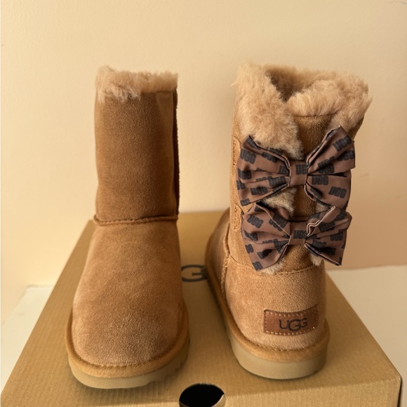 Ugg Bailey Bow II Suede leather chestnut Boot. Size: 3 - Picture 11 of 12